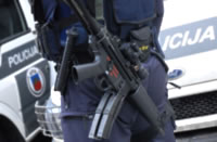 El set policial ESP en el cinturón por los miembros de la unidad antiterrorista latvia „Alfa“